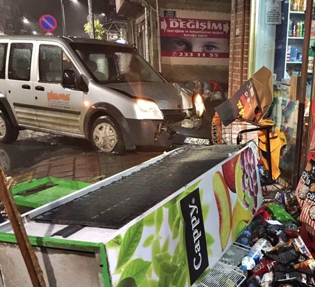 BARTIN'IN KOZCAĞIZ BELDESİNDE KONTROLDEN ÇIKAN ARAÇ MARKETE ÇARPTI. (MUSTAFA KURT/BARTIN-İHA)