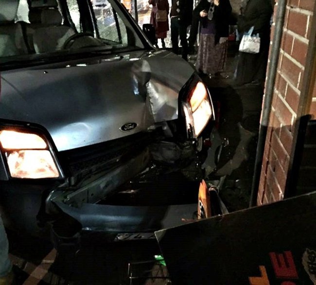BARTIN'IN KOZCAĞIZ BELDESİNDE KONTROLDEN ÇIKAN ARAÇ MARKETE ÇARPTI. (MUSTAFA KURT/BARTIN-İHA)