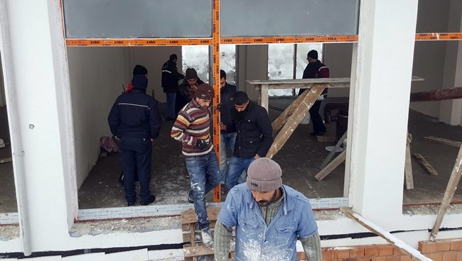 KARABÜK’TE ÇALIŞTIĞI İNŞAATTA ZEMİN KATA DÜŞEREK KALBİ DURAN İŞÇİ, UMKE VE 112 EKİPLERİNİN 20 DAKİKA SÜREN KALP MASAJI İLE YENİDEN HAYATA DÖNDÜRÜLDÜ. (YASİN ERDEM/KARABÜK-İHA)