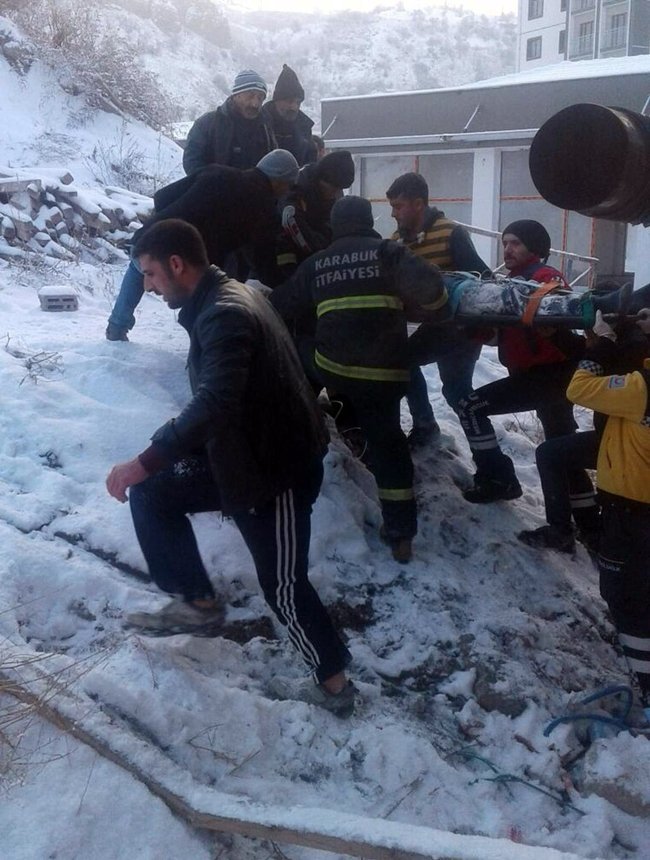 KARABÜK’TE ÇALIŞTIĞI İNŞAATTA ZEMİN KATA DÜŞEREK KALBİ DURAN İŞÇİ, UMKE VE 112 EKİPLERİNİN 20 DAKİKA SÜREN KALP MASAJI İLE YENİDEN HAYATA DÖNDÜRÜLDÜ. (YASİN ERDEM/KARABÜK-İHA)