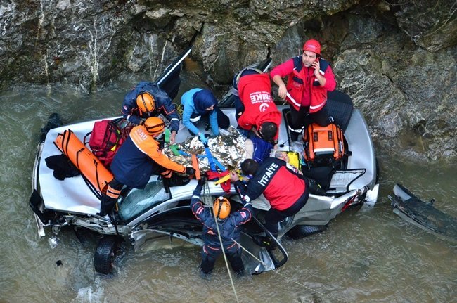 ZONGULDAK’TA İKİ MADEN İŞÇİSİ OTOMOBİLLE 20 METREDEN DEREYE UÇTU. KAZADA 1 KİŞİ HAYATINI KAYBETTİ, 1 KİŞİ YARALANDI. (ÖMER TEKCAN - SERTAÇ ÖZDEMİR/ZONGULDAK-İHA)