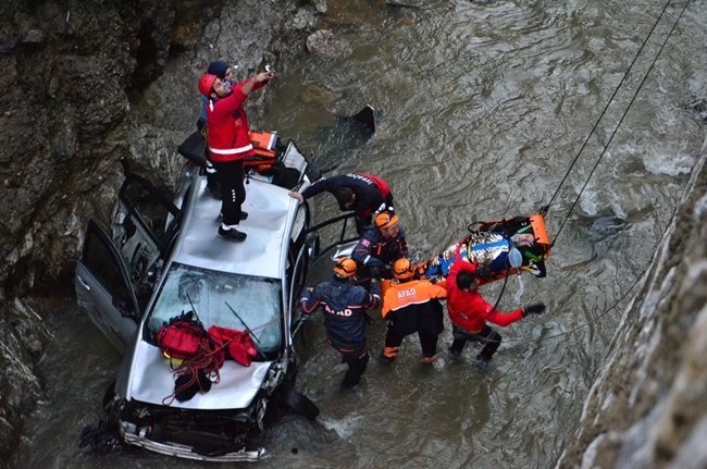ZONGULDAK’TA İKİ MADEN İŞÇİSİ OTOMOBİLLE 20 METREDEN DEREYE UÇTU. KAZADA 1 KİŞİ HAYATINI KAYBETTİ, 1 KİŞİ YARALANDI. (ÖMER TEKCAN - SERTAÇ ÖZDEMİR/ZONGULDAK-İHA)