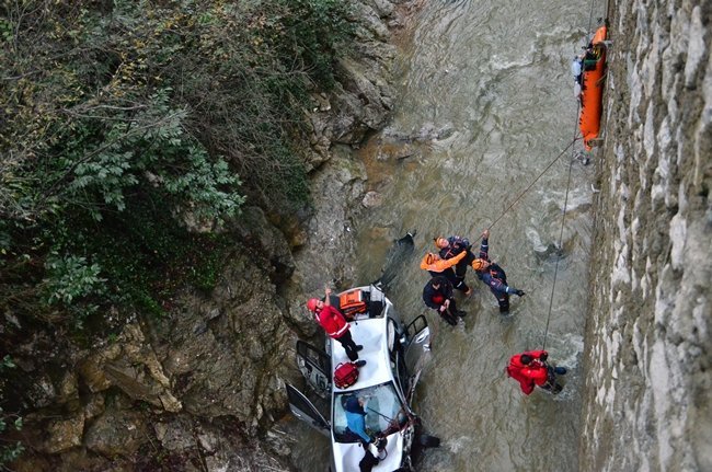 ZONGULDAK’TA İKİ MADEN İŞÇİSİ OTOMOBİLLE 20 METREDEN DEREYE UÇTU. KAZADA 1 KİŞİ HAYATINI KAYBETTİ, 1 KİŞİ YARALANDI. (ÖMER TEKCAN - SERTAÇ ÖZDEMİR/ZONGULDAK-İHA)