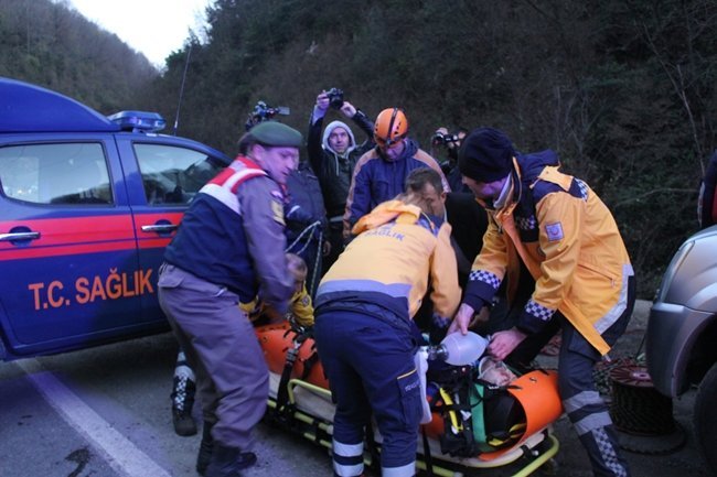 ZONGULDAK’TA İKİ MADEN İŞÇİSİ OTOMOBİLLE 20 METREDEN DEREYE UÇTU. KAZADA 1 KİŞİ HAYATINI KAYBETTİ, 1 KİŞİ YARALANDI. (ÖMER TEKCAN - SERTAÇ ÖZDEMİR/ZONGULDAK-İHA)
