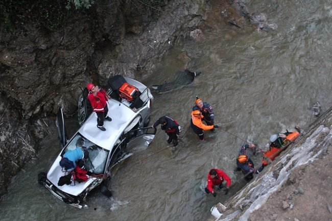 ZONGULDAK’TA İKİ MADEN İŞÇİSİ OTOMOBİLLE 20 METREDEN DEREYE UÇTU. KAZADA 1 KİŞİ HAYATINI KAYBETTİ, 1 KİŞİ YARALANDI. (ÖMER TEKCAN - SERTAÇ ÖZDEMİR/ZONGULDAK-İHA)