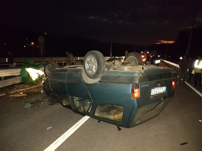BARTIN’IN AMASRA İLÇESİNDE REFÜJE ÇARPAN OTOMOBİL TAKLA ATARAK TERS DÖNDÜ. ARAÇ SÜRÜCÜSÜNÜN YARALANDIĞI KAZADA KURUCAŞİLE YOLU BİR SAAT TRAFİĞE KAPALI KALDI. (HALİL TEKİN/BARTIN-İHA)