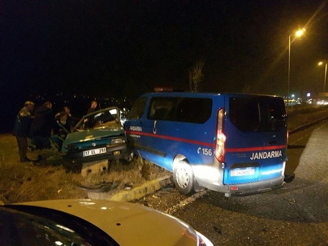 ZONGULDAK'IN ÇAYCUMA İLÇESİNDE JANDARMA MİNİBÜSÜ İLE OTOMOBİLİN ÇARPIŞTIĞI KAZADA, 7 KİŞİ YARALANDI. (EMRAH YILDIZ/ZONGULDAK-İHA)