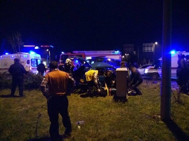 ZONGULDAK'IN ÇAYCUMA İLÇESİNDE JANDARMA MİNİBÜSÜ İLE OTOMOBİLİN ÇARPIŞTIĞI KAZADA, 7 KİŞİ YARALANDI. (EMRAH YILDIZ/ZONGULDAK-İHA)