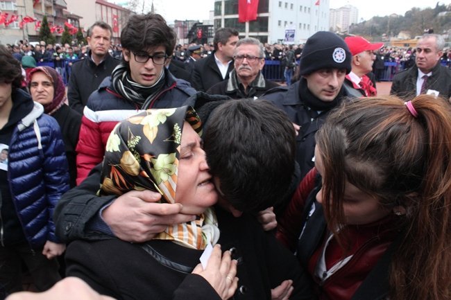 ŞEHİDİN KARDEŞİ BURAK BİLGİN ANNESİ AYNUR BİLGİN'E SARILARAK TESELLİ BULMAYA ÇALIŞTI. (ÖMER TEKCAN - ONUR ALTINDAĞ - SERTAÇ ÖZDEMİR/ZONGULDAK-İHA)