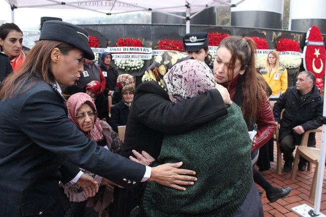 ŞEHİDİN ANNESİ AYNUR BİLGİN GÜÇLÜKLE AYAKTA DURABİLDİ. (ÖMER TEKCAN - ONUR ALTINDAĞ - SERTAÇ ÖZDEMİR/ZONGULDAK-İHA)