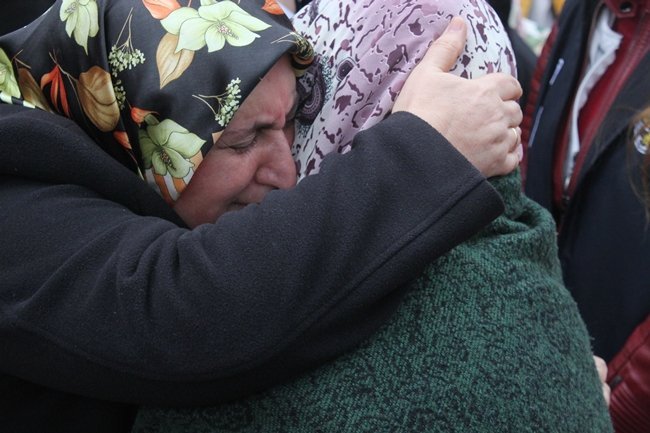 ŞEHİDİN ANNESİ AYNUR BİLGİN, TÖRENDE GÜÇLÜKLE AYAKTA DURABİLDİ. (ÖMER TEKCAN - ONUR ALTINDAĞ - SERTAÇ ÖZDEMİR/ZONGULDAK-İHA)