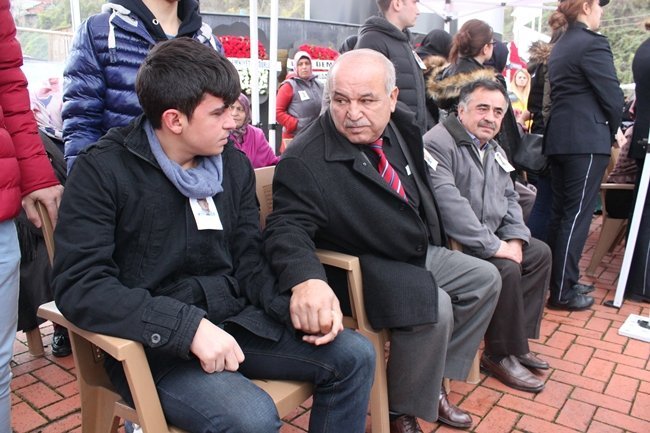 ŞEHİT AİLELERİ DERNEĞİ BAŞKANI MUSTAFA YORULMAZ (ORTADA) ŞEHİDİN BABASI YAŞAR BİLGİN İLE KARDEŞİ BURAK BİLGİN'İ TESELLİ ETTİ. (ÖMER TEKCAN - ONUR ALTINDAĞ - SERTAÇ ÖZDEMİR/ZONGULDAK-İHA)