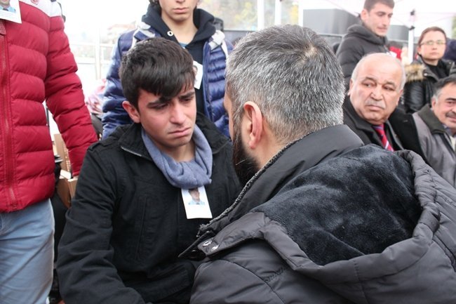 ŞEHİDİN KARDEŞİ BURAK BİLGİN GÜÇLÜKLE AYAKTA DURABİLDİ. (ÖMER TEKCAN - ONUR ALTINDAĞ - SERTAÇ ÖZDEMİR/ZONGULDAK-İHA)