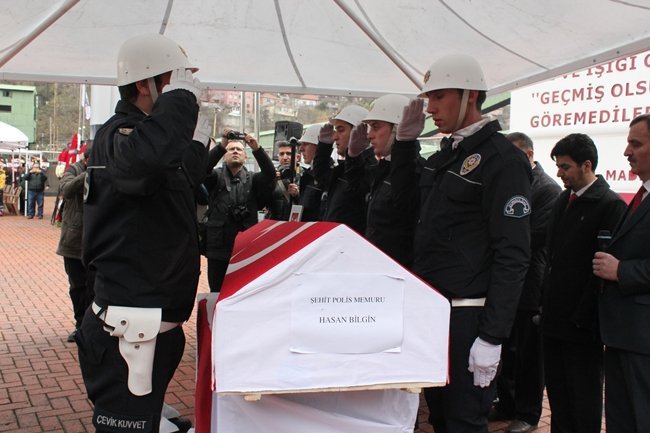 TÖREN MANGASI OMUZLARA ALDIĞI ŞEHİDİN NAAŞINI MUSALLA TAŞINA GETİRDİ. (ÖMER TEKCAN - ONUR ALTINDAĞ - SERTAÇ ÖZDEMİR/ZONGULDAK-İHA)