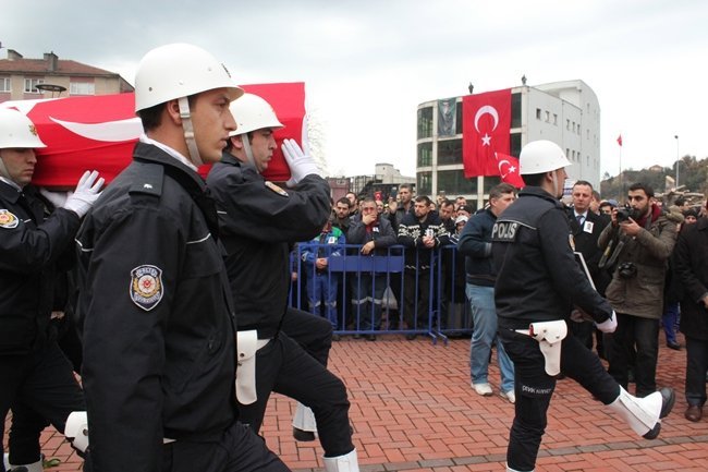 TÖREN MANGASI ŞEHİDİN NAAŞINI OMUZLARDA TÖREN ALANINA GETİRDİ. (ÖMER TEKCAN - ONUR ALTINDAĞ - SERTAÇ ÖZDEMİR/ZONGULDAK-İHA)