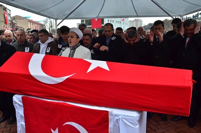 İSTANBUL BEŞİKTAŞ'TAKİ PATLAMADA ŞEHİT OLAN POLİS MEMURU HASAN BİLGİN, MEMLEKETİ ZONGULDAK'TA DUALARLA SON YOLCULUĞUNA UĞURLANDI. (ÖMER TEKCAN - ONUR ALTINDAĞ - SERTAÇ ÖZDEMİR/ZONGULDAK-İHA)