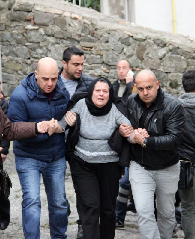 KDZ. EREĞLİLİ ŞEHİT EMNİYET MÜDÜRÜ VEFA KARAKURDU'NUN ANNESİ SABRİYE KARAKURDU, YAKINLARININ DESTEĞİ İLE AYAKTA DURABİLDİ. (VEDAT KILIÇ/ZONGULDAK-İHA)