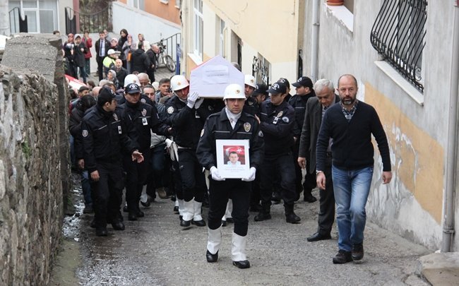 ŞEHİT EMNİYET MÜDÜRÜ VEFA KARAKURDU'NUN CENAZESİ HELALİK ALINMASI İÇİN SON KEZ BABA OCAĞINA GETİRİLDİ. (VEDAT KILIÇ/ZONGULDAK-İHA)