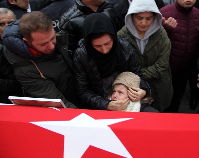 ŞEHİT EMNİYET MÜDÜRÜ VEFA KARAKURDU'NUN ÖĞRETMEN EŞİ EMEL VE 5 YAŞINDAKİ KIZI DURU TABUTA SARILARAK AĞLADI. (VEDAT KILIÇ/ZONGULDAK-İHA)