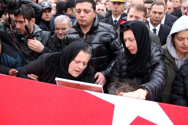 ANNE SABRİYE KARAKURDU ŞEHİT EMNİYET MÜDÜRÜ OĞLU VEFA KARAKURDU'NUN TABUTUNA SARILARAK AĞLADI. (VEDAT KILIÇ/ZONGULDAK-İHA)