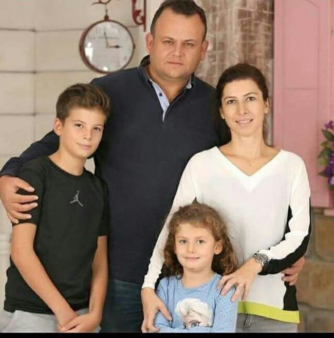 ŞEHİT EMNİYET MÜDÜRÜ VEFA KARAKURDU'NDAN GERİYE EŞİ EMEL, OĞLU KAAN VE KIZI DURU İLE ÇEKTİRDİĞİ BU FOTOĞRAF KALDI. (VEDAT KILIÇ/ZONGULDAK-İHA)
