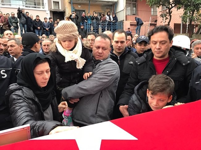 ŞEHİDİN TABUTUNUN BAŞINDAN BİR AN OLSUN AYRILMAYAN EŞİ EMEL VE İKİ ÇOCUĞU GÖZ YAŞLARINA BOĞULDU. (VEDAT KILIÇ/ZONGULDAK-İHA)
