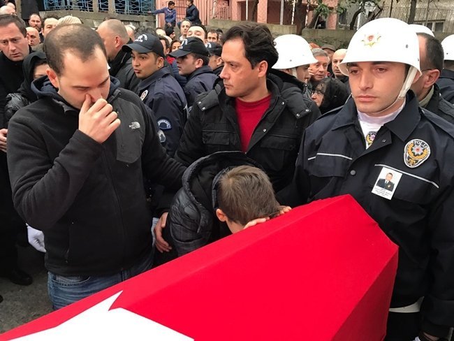 ŞEHİDİN TABUTUNUN BAŞINDAN BİR AN OLSUN AYRILMAYAN EŞİ EMEL VE İKİ ÇOCUĞU GÖZ YAŞLARINA BOĞULDU. (VEDAT KILIÇ/ZONGULDAK-İHA)