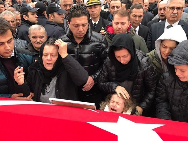 ŞEHİDİN TABUTUNUN BAŞINDAN BİR AN OLSUN AYRILMAYAN EŞİ EMEL VE İKİ ÇOCUĞU GÖZ YAŞLARINA BOĞULDU. (VEDAT KILIÇ/ZONGULDAK-İHA)