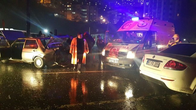 ZONGULDAK’TA AKŞAM SAATLERİNDE TERMİNAL KAVŞAĞINDA MEYDANA GELEN KAZADA KİŞİ YARALANDI. (SERTAÇ ÖZDEMİR/ZONGULDAK-İHA)