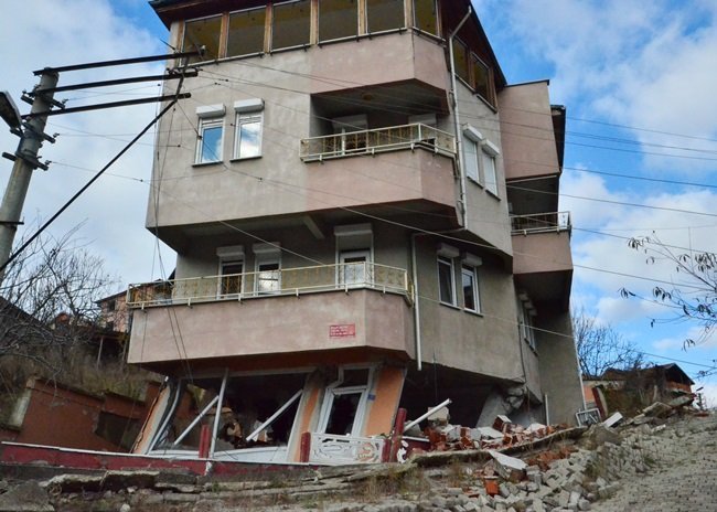 ZONGULDAK’TA 1.5 AY ÖNCE YAŞANAN HEYELAN SEBEBİYLE SAVAŞ ALANINI ANDIRAN MAHALLE HARABEYE DÖNDÜ. HER GÜN MAHALLELERİNE GELEREK EVLERİNDE KALAN EŞYALARINI KONTROL EDEN MAHALLELİ YETKİLİLERE ÇAĞRIDA BULUNDU. (ONUR ALTINDAĞ - SERTAÇ ÖZDEMİR/ZONGULDAK-İHA)