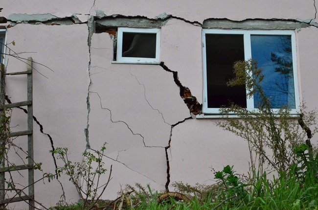 ZONGULDAK’TA 1.5 AY ÖNCE YAŞANAN HEYELAN SEBEBİYLE SAVAŞ ALANINI ANDIRAN MAHALLE HARABEYE DÖNDÜ. HER GÜN MAHALLELERİNE GELEREK EVLERİNDE KALAN EŞYALARINI KONTROL EDEN MAHALLELİ YETKİLİLERE ÇAĞRIDA BULUNDU. (ONUR ALTINDAĞ - SERTAÇ ÖZDEMİR/ZONGULDAK-İHA)