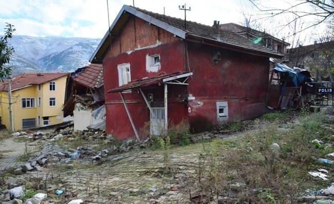 1.5 YIL ÖNCE YAŞANAN HEYELAN NEDENİYLE KARŞIYAKA MAHALLESİ HARABEYE DÖNDÜ. (ONUR ALTINDAĞ - SERTAÇ ÖZDEMİR/ZONGULDAK-İHA)