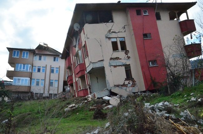 4 KATLI BİR BİNA HEYELAN NEDENİYLE YAN YATTI. (ONUR ALTINDAĞ - SERTAÇ ÖZDEMİR/ZONGULDAK-İHA)