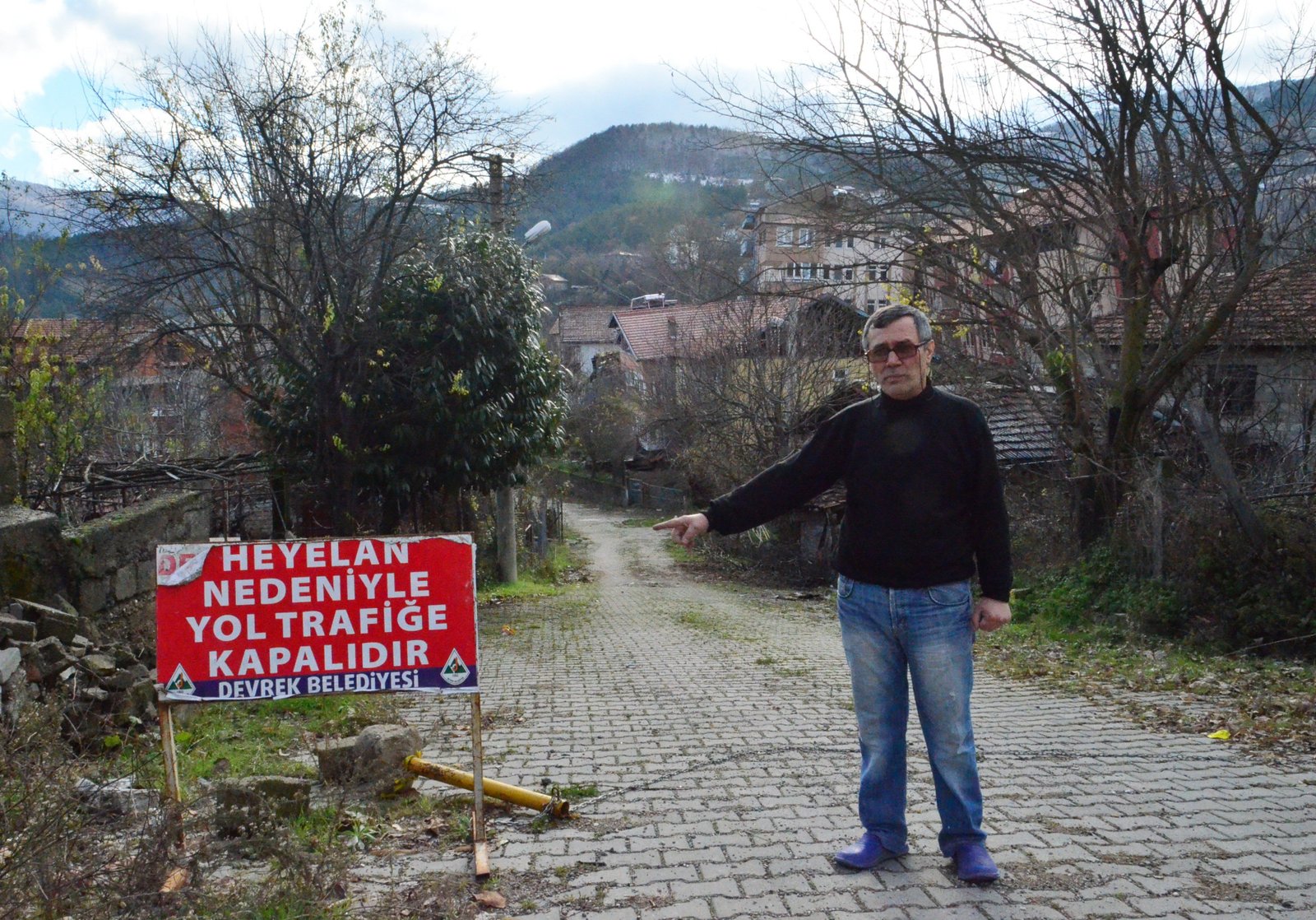 MAHALLE SAKİNLERİNDEN İBRAHİM KORUN, YETKİLİLERE ÇAĞRIDA BULUNDU. (ONUR ALTINDAĞ - SERTAÇ ÖZDEMİR/ZONGULDAK-İHA)