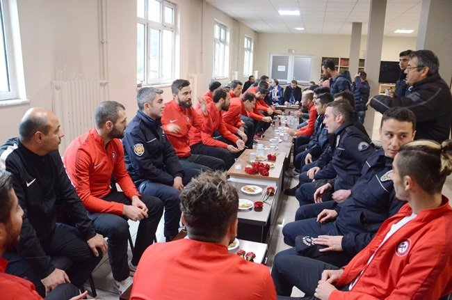 ZONGULDAK KÖMÜRSPOR KULÜP YÖNETİMİ VE FUTBOLCULAR İLE BİRLİKTE, ZONGULDAK ÇEVİK KUVVET EKİBİNİ ZİYARET EDEREK KARANFİL DAĞITTI. (ONUR ALTINDAĞ - SERTAÇ ÖZDEMİR/ZONGULDAK-İHA)