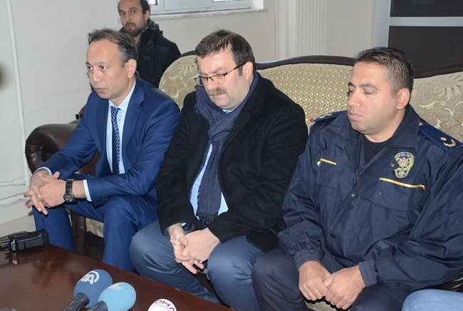 ZONGULDAK KÖMÜRSPOR KULÜP YÖNETİMİ VE FUTBOLCULAR İLE BİRLİKTE, ZONGULDAK ÇEVİK KUVVET EKİBİNİ ZİYARET EDEREK KARANFİL DAĞITTI. (ONUR ALTINDAĞ - SERTAÇ ÖZDEMİR/ZONGULDAK-İHA)