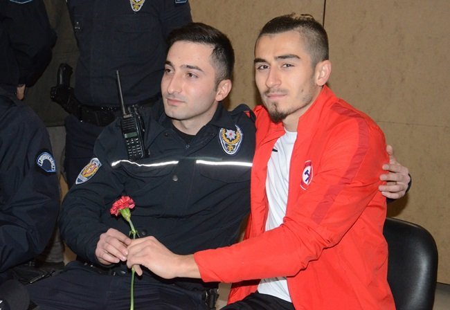 ZONGULDAK KÖMÜRSPOR KULÜP YÖNETİMİ VE FUTBOLCULAR İLE BİRLİKTE, ZONGULDAK ÇEVİK KUVVET EKİBİNİ ZİYARET EDEREK KARANFİL DAĞITTI. (ONUR ALTINDAĞ - SERTAÇ ÖZDEMİR/ZONGULDAK-İHA)