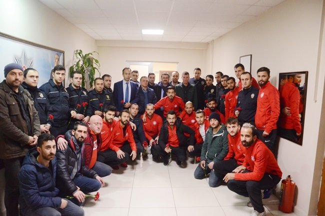 ZONGULDAK KÖMÜRSPOR KULÜP YÖNETİMİ VE FUTBOLCULAR İLE BİRLİKTE, ZONGULDAK ÇEVİK KUVVET EKİBİNİ ZİYARET EDEREK KARANFİL DAĞITTI. (ONUR ALTINDAĞ - SERTAÇ ÖZDEMİR/ZONGULDAK-İHA)