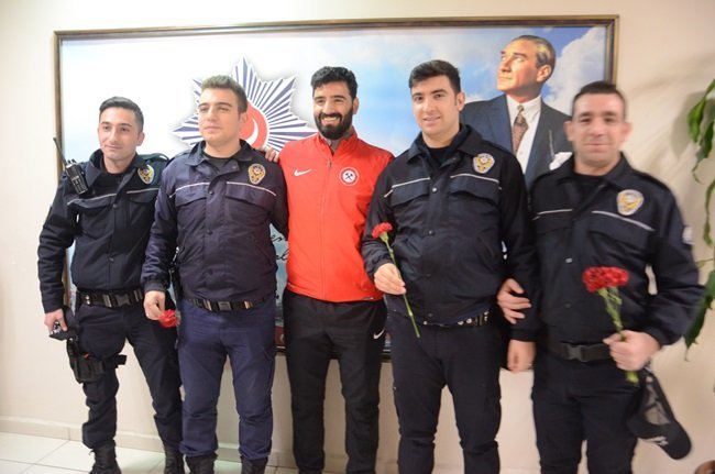 ZONGULDAK KÖMÜRSPOR KULÜP YÖNETİMİ VE FUTBOLCULAR İLE BİRLİKTE, ZONGULDAK ÇEVİK KUVVET EKİBİNİ ZİYARET EDEREK KARANFİL DAĞITTI. (ONUR ALTINDAĞ - SERTAÇ ÖZDEMİR/ZONGULDAK-İHA)