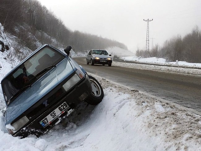 ZONGULDAK’TA SOĞUK HAVA VE KAR YAĞIŞI HAYATI OLUMSUZ ETKİLEDİ. (SERTAÇ ÖZDEMİR/ZONGULDAK-İHA)