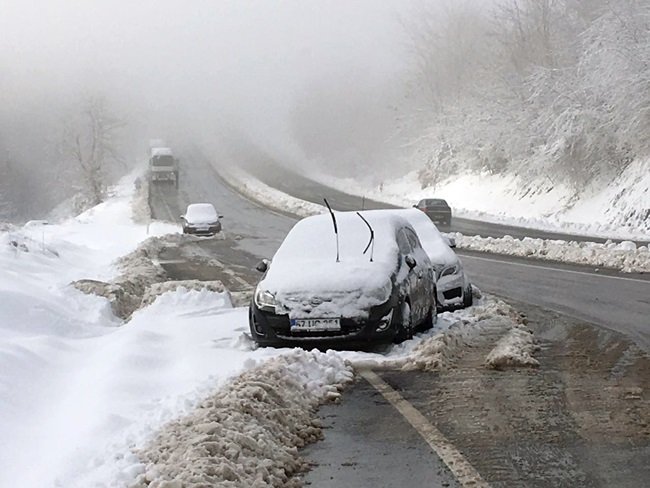 ZONGULDAK’TA SOĞUK HAVA VE KAR YAĞIŞI HAYATI OLUMSUZ ETKİLEDİ. (SERTAÇ ÖZDEMİR/ZONGULDAK-İHA)