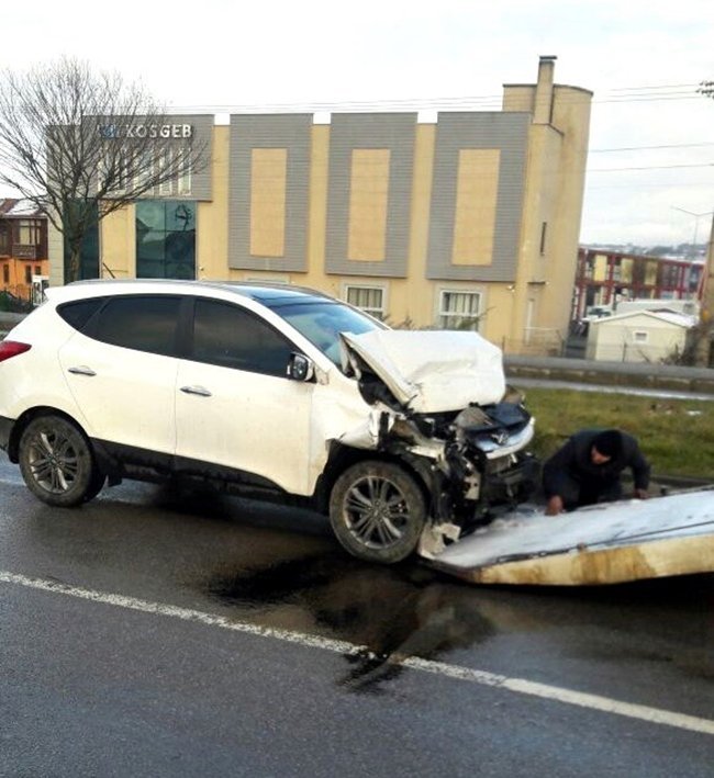 BARTIN'DA MEYDANA GELEN KAZADA CİPİN ÇARPTIĞI MİNİBÜSÜN YAN YOLA DEVRİLMESİ SONUCUNDA 2 KİŞİ YARALANDI. (MUSTAFA KURT/BARTIN-İHA)