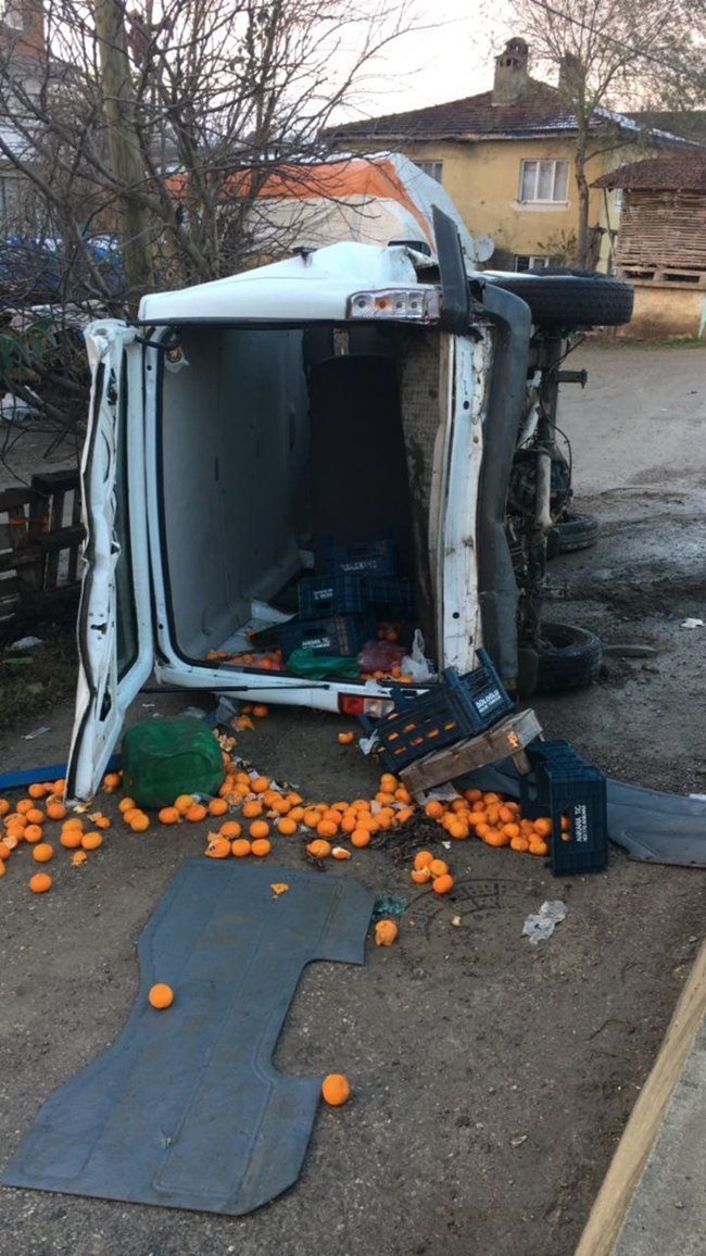 BARTIN'DA MEYDANA GELEN KAZADA CİPİN ÇARPTIĞI MİNİBÜSÜN YAN YOLA DEVRİLMESİ SONUCUNDA 2 KİŞİ YARALANDI. (MUSTAFA KURT/BARTIN-İHA)
