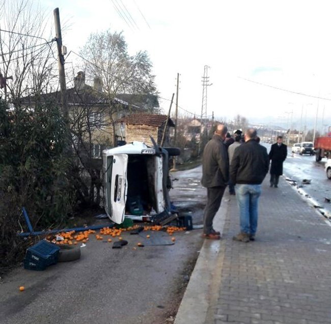 BARTIN'DA MEYDANA GELEN KAZADA CİPİN ÇARPTIĞI MİNİBÜSÜN YAN YOLA DEVRİLMESİ SONUCUNDA 2 KİŞİ YARALANDI. (MUSTAFA KURT/BARTIN-İHA)