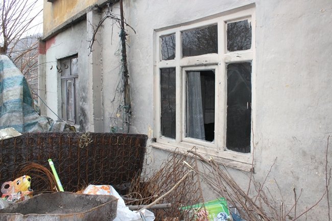 ZONGULDAK'TA HURDACILIK YAPARAK GEÇİMİNİ SAĞLAYAN KADININ DÖRT ÇOCUĞUNU BIRAKTIĞI EVDE YANGIN ÇIKTI. (ÖMER TEKCAN - ONUR ALTINDAĞ - SERTAÇ ÖZDEMİR/ZONGULDAK-İHA)