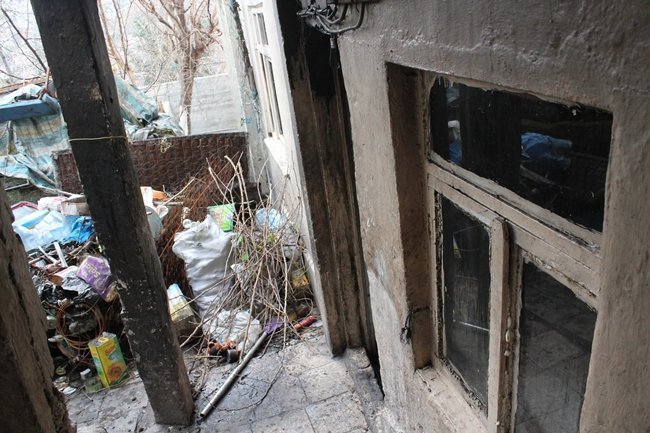 ZONGULDAK'TA HURDACILIK YAPARAK GEÇİMİNİ SAĞLAYAN KADININ DÖRT ÇOCUĞUNU BIRAKTIĞI EVDE YANGIN ÇIKTI. (ÖMER TEKCAN - ONUR ALTINDAĞ - SERTAÇ ÖZDEMİR/ZONGULDAK-İHA)