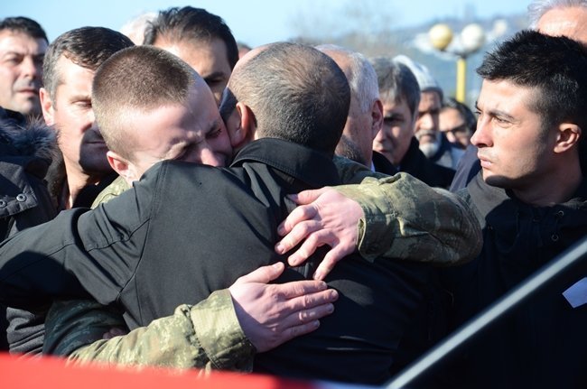 ŞEHİDİN KARDEŞİ MERTCAN'I TÖRENE KATILAN VATANDAŞLAR TESELLİ ETTİ. (ONUR ALTINDAĞ - VEDAT KILIÇ/ZONGULDAK-İHA)