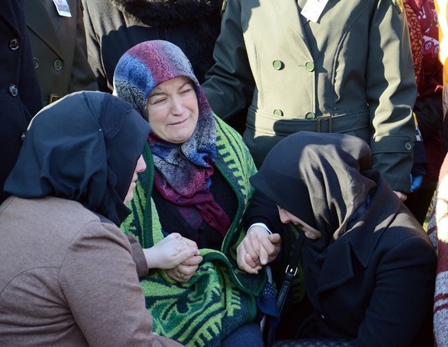 ŞEHİDİN ANNESİ ŞEHİME DÖNGEL (ORTADA), GÜÇLÜKLE AYAKTA DURABİLDİ. (ONUR ALTINDAĞ - VEDAT KILIÇ/ZONGULDAK-İHA)