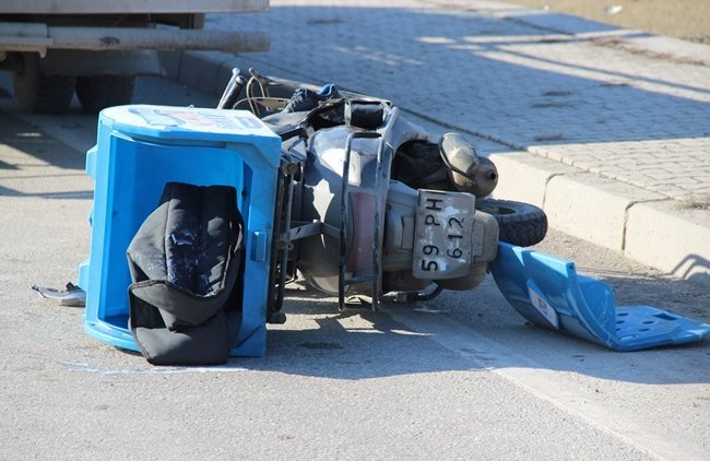 KARABÜK’TE MOTOSİLET İLE PİZZA DAĞITICILIĞI YAPAN 20 YAŞINDAKİ GENÇ 60 KİLOMETRE HIZLA ÖNÜNDE SEYREDEN ÇEKİCİYE ÇARPARAK HAYATINI KAYBETTİ. (YASİN ERDEM/KARABÜK-İHA)