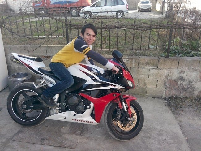 KARABÜK’TE MOTOSİLET İLE PİZZA DAĞITICILIĞI YAPAN 20 YAŞINDAKİ NURULLAH AKGÜN, 60 KİLOMETRE HIZLA ÖNÜNDE SEYREDEN ÇEKİCİYE ÇARPARAK HAYATINI KAYBETTİ. (YASİN ERDEM/KARABÜK-İHA)